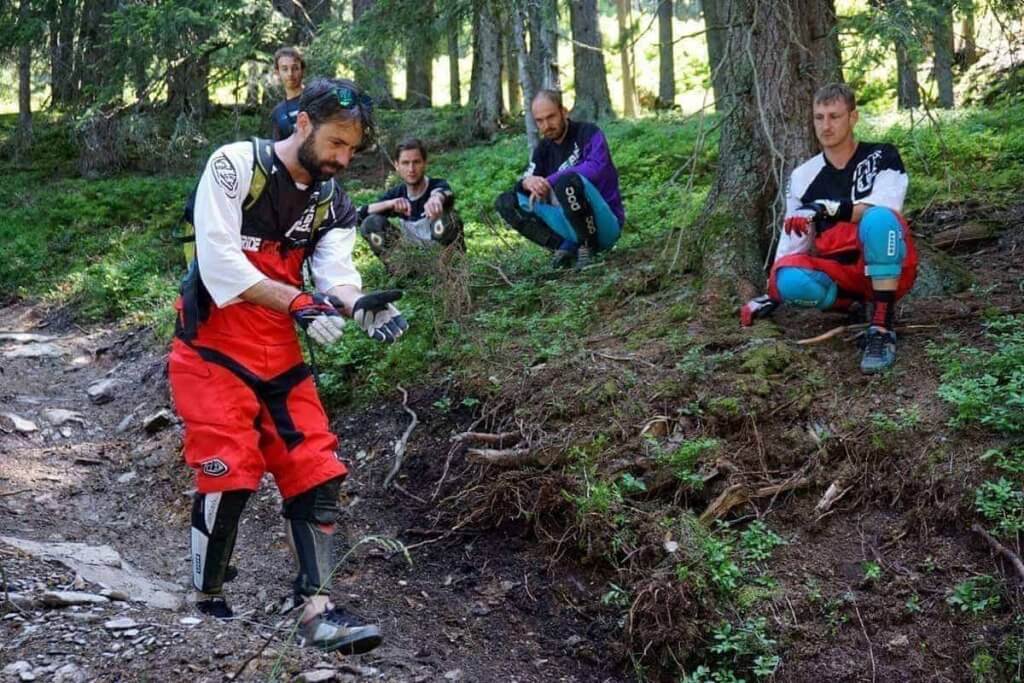 MTB-Training im Freeride-Camp: Coach erklärt Fahrtechnik in der Natur.