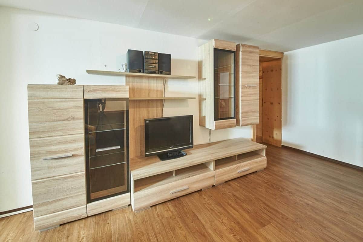 Wohnzimmer mit Fernseher im Landhaus Felix in Saalbach Hinterglemm