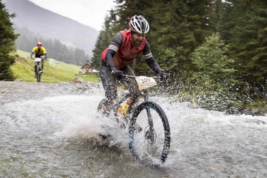 Mountainbiker bei Marathon in Alpenlandschaft, Hotel Barbarahof, Saalbach Hinterglemm, Österreich