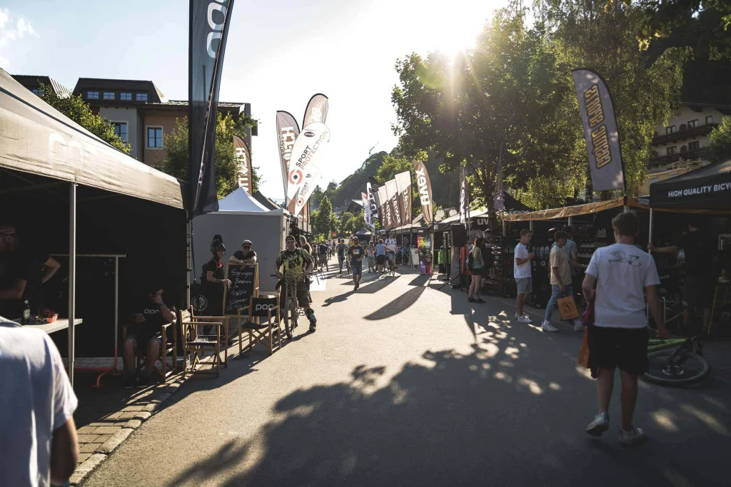 Mountainbike-Event in Saalbach Hinterglemm, Teilnehmer und Zuschauer am Hotel Barbarahof